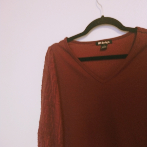 BY design dark red 1/2 sleeve top. Thick fabric in the body and semi sheer text - Picture 4 of 4